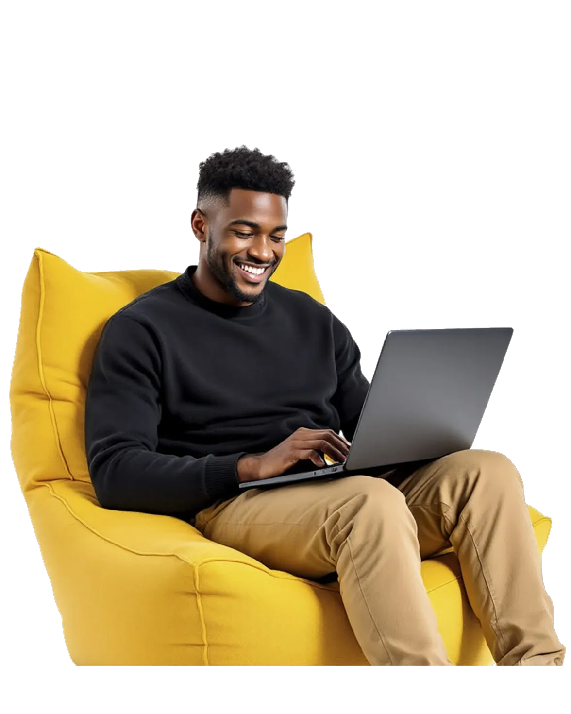 Un homme sourit en parcourant des publications sur son ordinateur portable, installé dans un pouf.