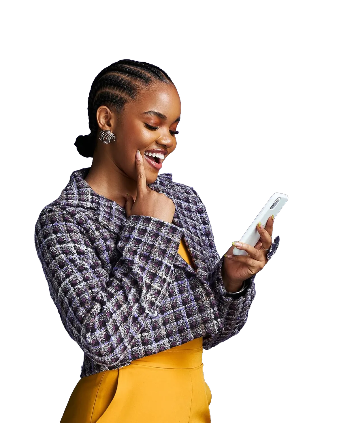 Une femme sourit, la main au menton, en lisant sur son téléphone.