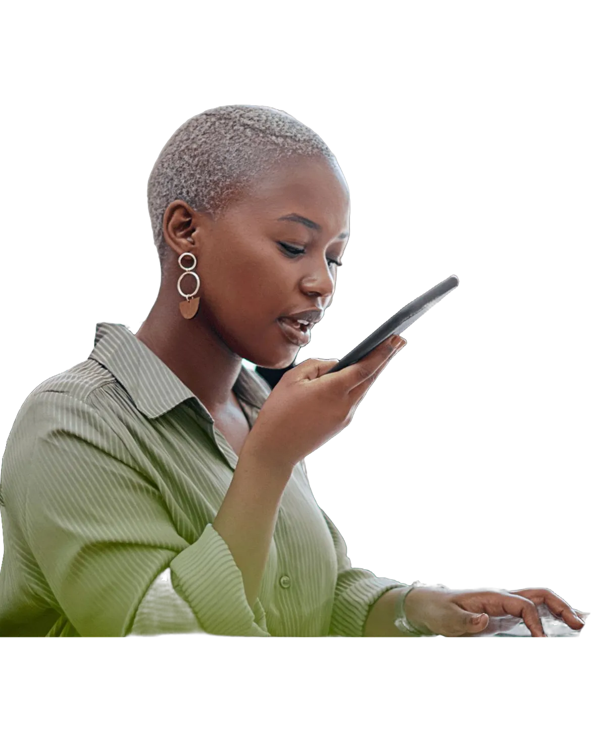 Une femme enregistre un message vocal sur son téléphone, à son bureau.