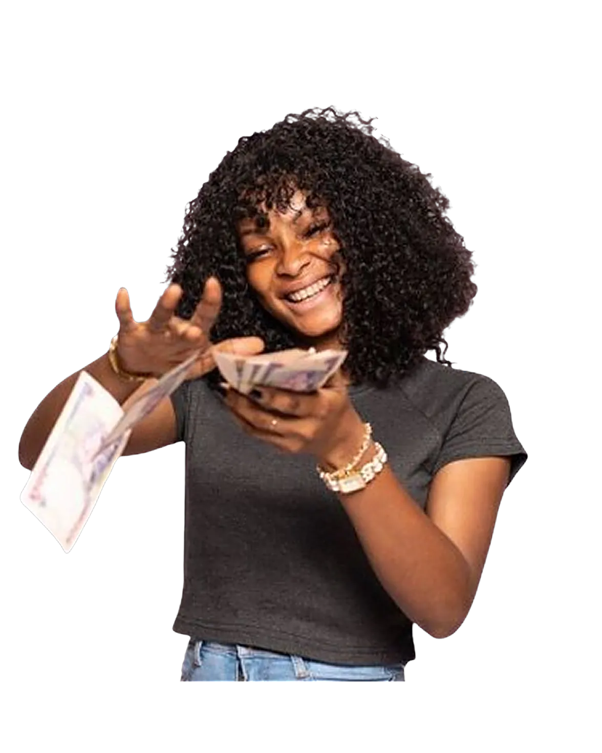 Une femme rit en faisant défiler des billets entre ses mains.